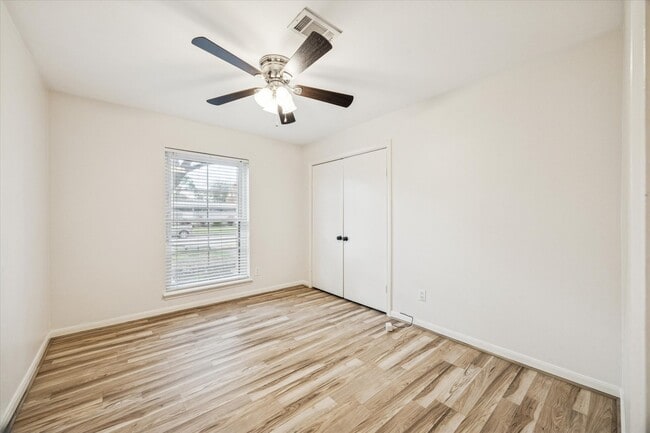 Building Photo - 2127 Blue Willow Dr