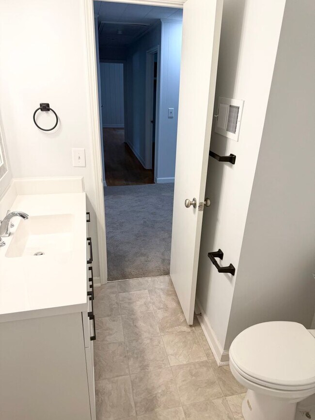 Building Photo - Charming Move-In Ready Home with Bonus Space & Spacious Yard!