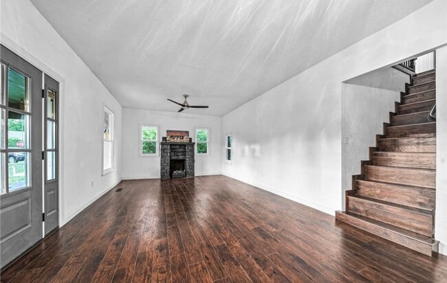 Building Photo - Quiet Comfort: Charming 3 Bed, 2.5 Bath Ho...