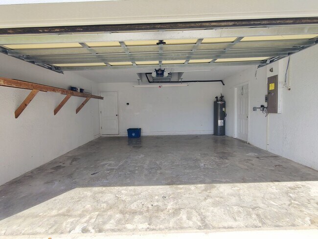 Building Photo - 3 bedroom, 2 bath rental in the Royal High...