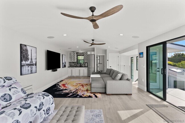 Building Photo - 7982 Roseland Dr