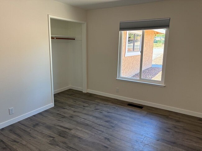 Building Photo - 3 Bedroom Home for Rent in Paradise CA | Fireplace, LVP Flooring, Yard & Garage