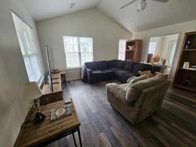 Building Photo - Charming, centrally located, 3 Bed 2 Bath ...