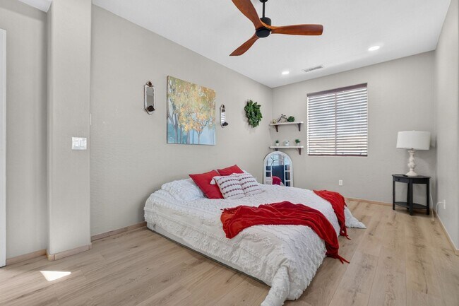 Building Photo - Amazing 5-Bedroom, 2.5-Bath Two Story Home in Stoneridge, PV