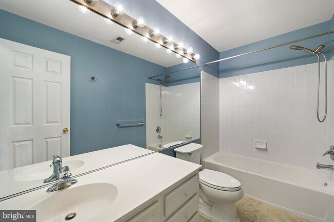 Building Photo - 2487 Sycamore Lakes Cove