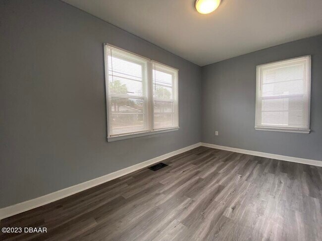 Building Photo - 215 N Oleander Ave