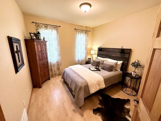 Building Photo - 6 BED | 3 BATH | TRIPLE GARAGE | RED ROCK ESTATES