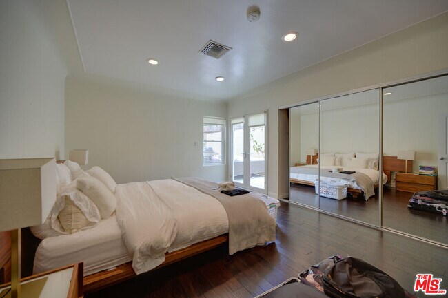 Building Photo - 2241 S Beverly Dr