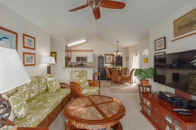Building Photo - 2 bedroom 2 bath furnished upstairs condo ...