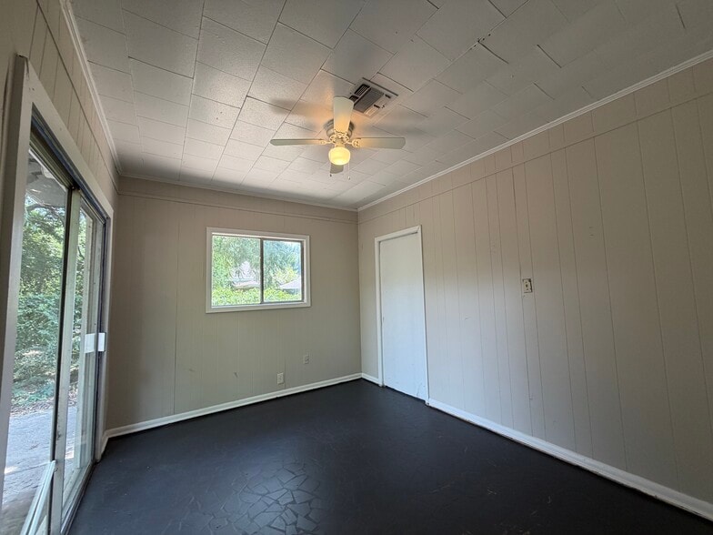 Building Photo - 300 Mitchell Ln