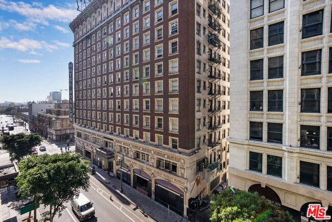 Building Photo - 460 S Spring St