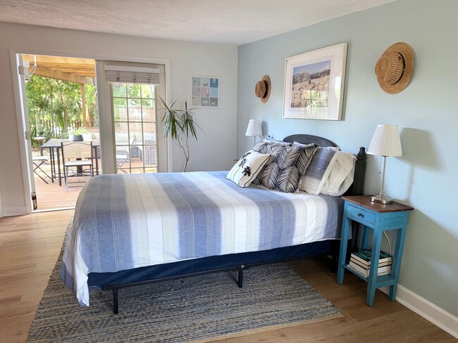 Building Photo - 2 Bedroom 2 Bath Annual Furnished Cottage ...