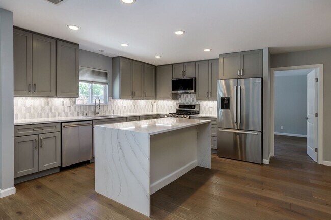 Building Photo - 4 Bed / 2 Bath Updated Redwood City Home w...