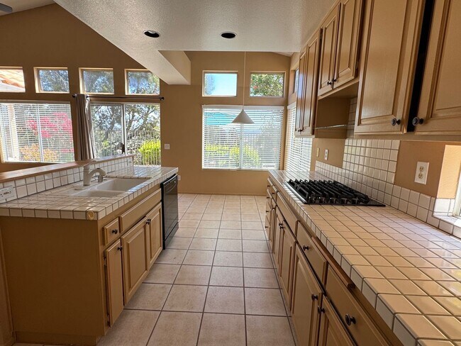 Building Photo - Open House Saturday 5/3 from 10 to 2pm-Bea...