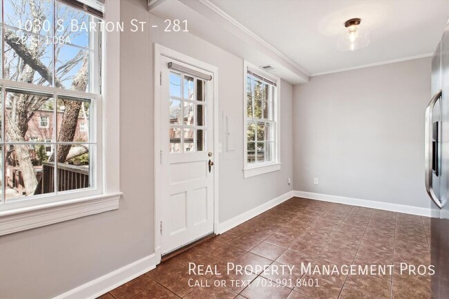 Building Photo - Sunny & Spacious Arlington Village TH- Ste...