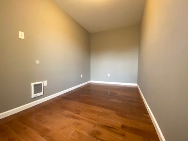 Building Photo - 925 N Markoe St