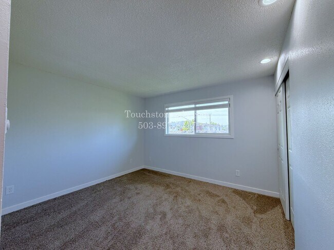 Building Photo - Inviting East Portland Apartment with Bright Living and Everyday Comfort