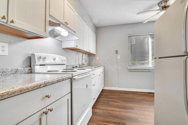 Building Photo - 2425 Lindsay Ave