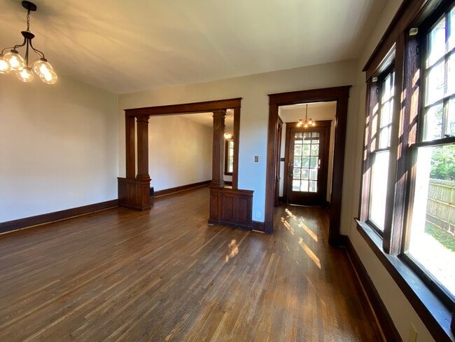 Building Photo - 1003 Maple Ave