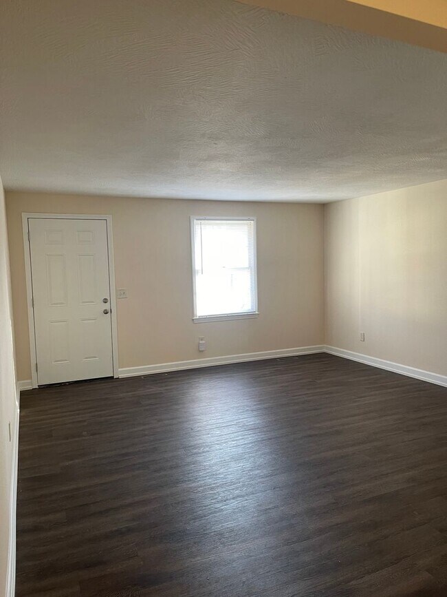 Building Photo - PRE-LEASING! 3 Bedroom in the heart of Springfield