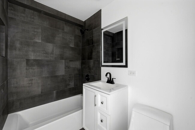 Building Photo - 2618 W Augusta Blvd