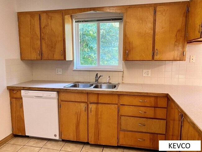 Building Photo - Wide Ranch Home in Campus West Near Foothills