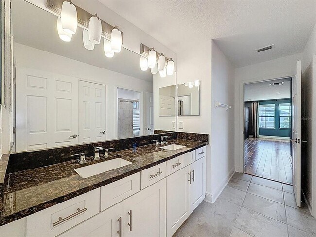 Building Photo - 10701 Laurel Vista Way