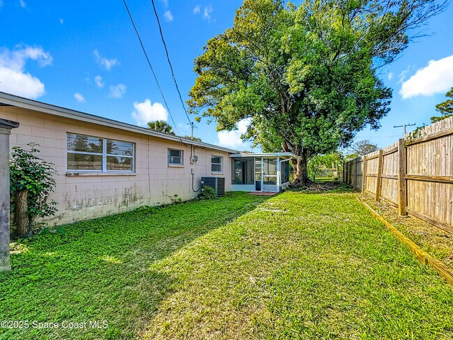 Building Photo - 1076 Coronado Dr