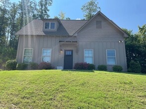 Building Photo - Spacious 3 Bedroom Home with Primary Suite on Main Level