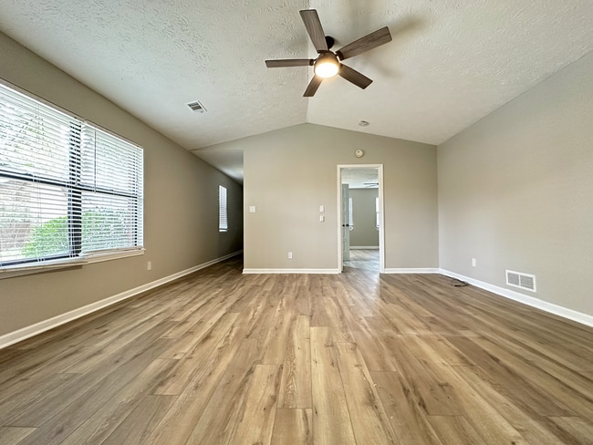 Building Photo - 572-574 Wedgewood Dr.
