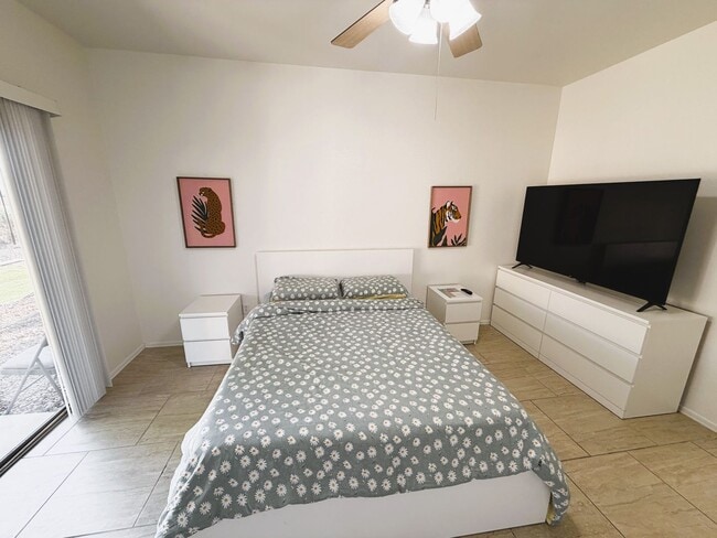 Building Photo - Spacious, Stylish, Sharp 2 bed 2 bath 1 car garage and Gated Community!