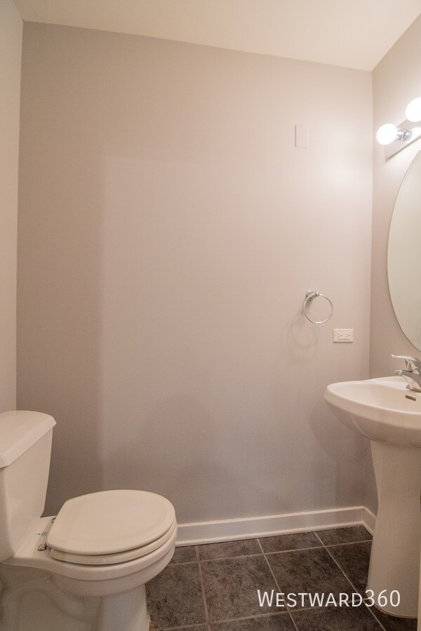 Building Photo - 1224 W Van Buren St