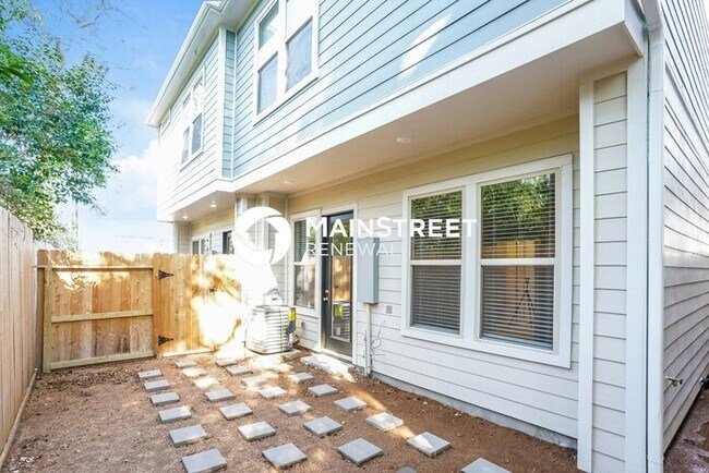 Building Photo - 3 Bedroom Pet-Friendly Home in Houston, TX with Main Street Renewal