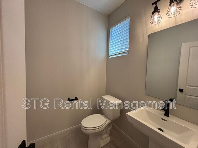 Building Photo - 840 Twin Lakes Dr