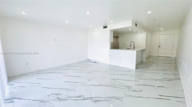 Building Photo - 9375 Fontainebleau Blvd