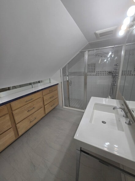 Building Photo - 311 Racebrook Rd