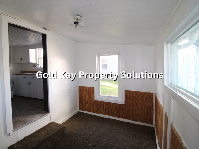 Building Photo - Cute 2 BR 1 BA House with Enclosed Porch a...