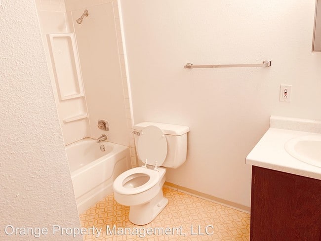 Building Photo - 1200 Meadowbrook Dr