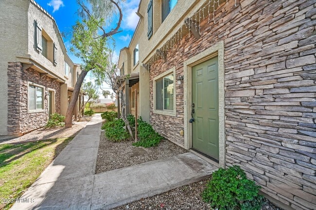 Primary Photo - 2419 W Vista Ave