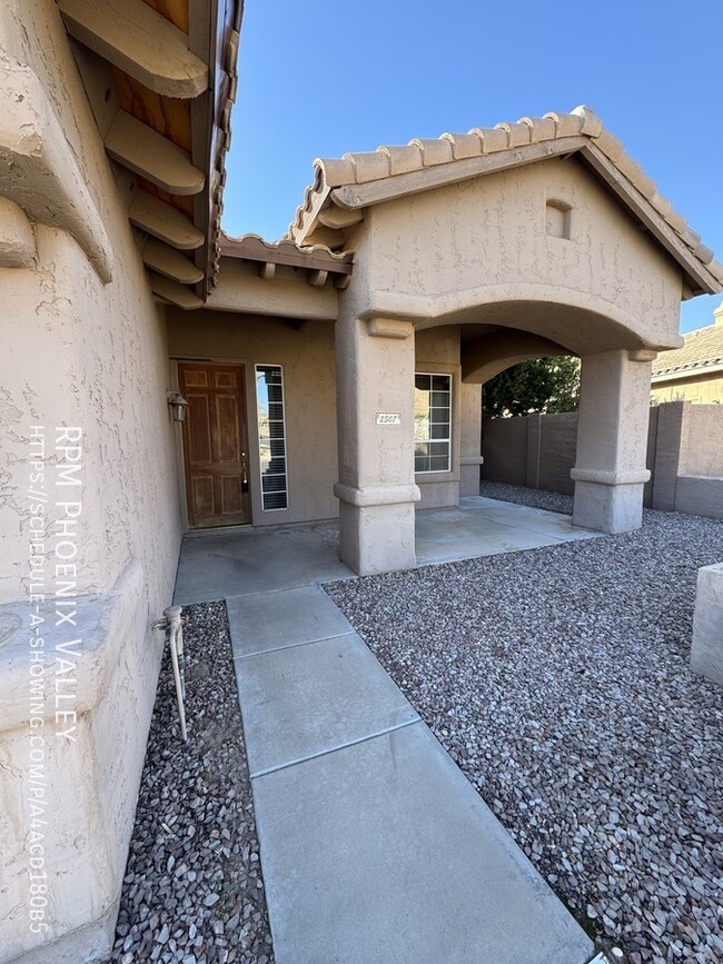 Building Photo - 3 Bed / 2 Bath Stunner with Private Pool a...