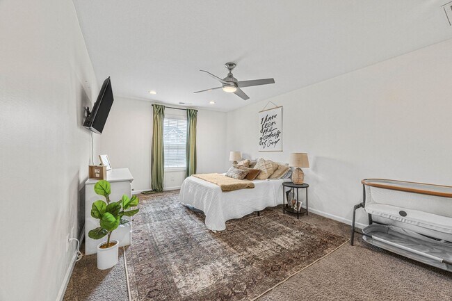 Building Photo - Pet Friendly Four Bedroom!