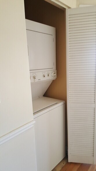 Building Photo - 2243 W Rosemont Ave