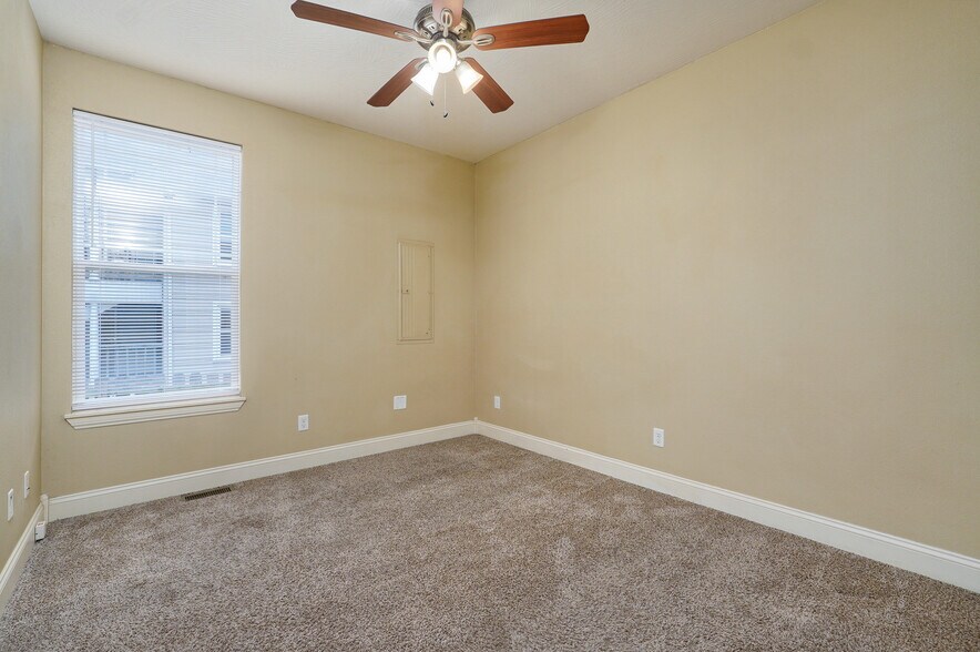 Building Photo - 1046 E Walnut St