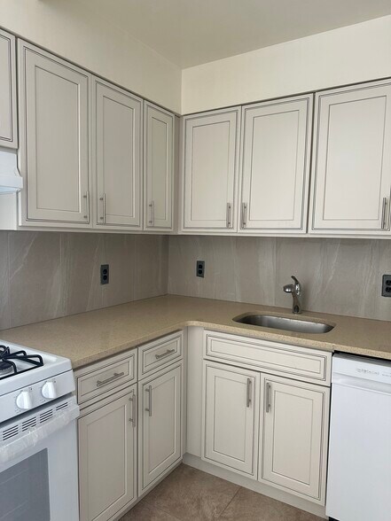 Plenty of storage space - 24 Franklin Pl