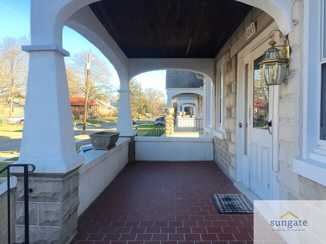 Building Photo - 3043 Pinewood Ave