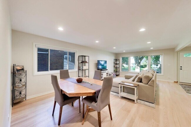 Building Photo - 539 S Evergreen Ave