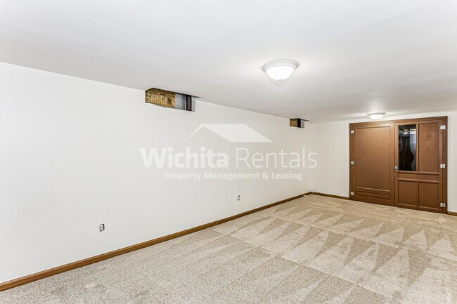 Building Photo - Large 3 bedroom , 2 bath home