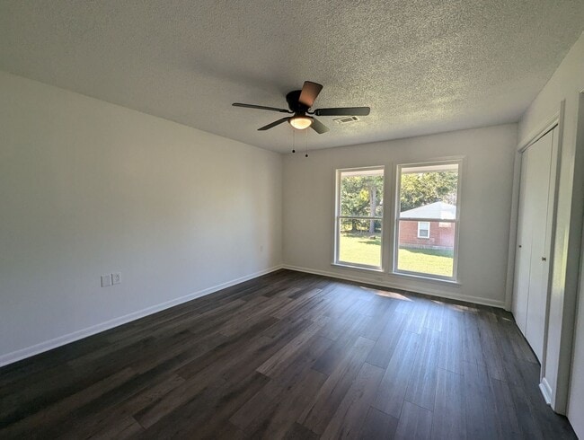 Building Photo - Newly Remodeled 2/1.5 Townhouse in Newport!