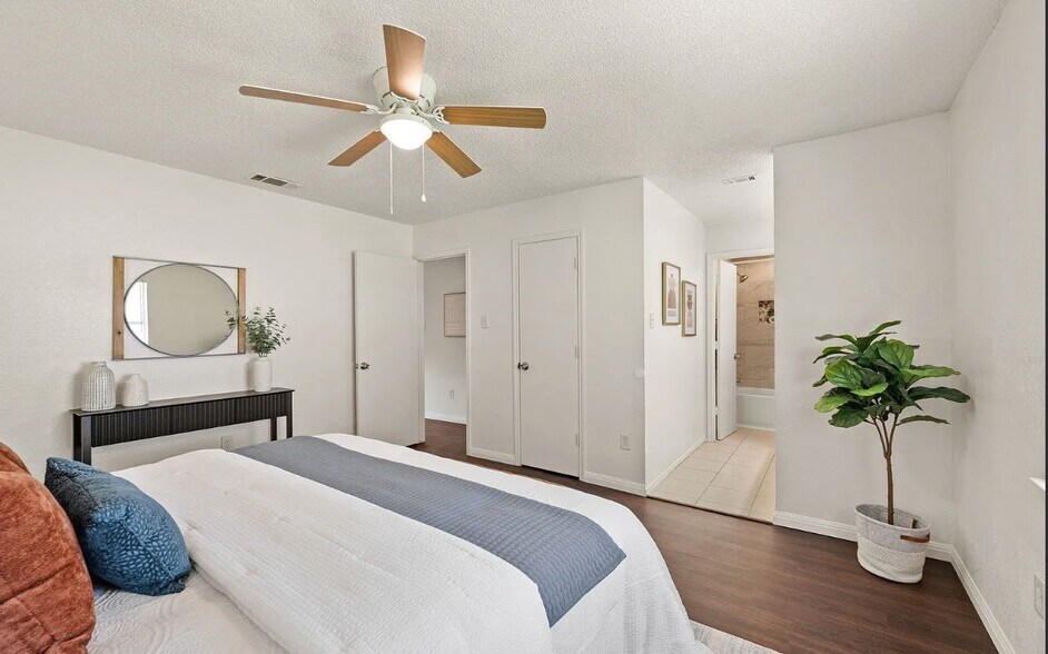 Building Photo - 6630 Parkview Ln