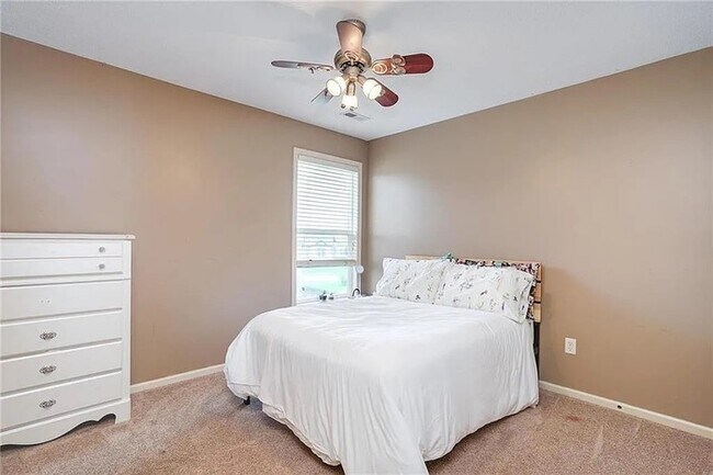 Building Photo - Large open and bright 4 bedroom 3.5 bath home